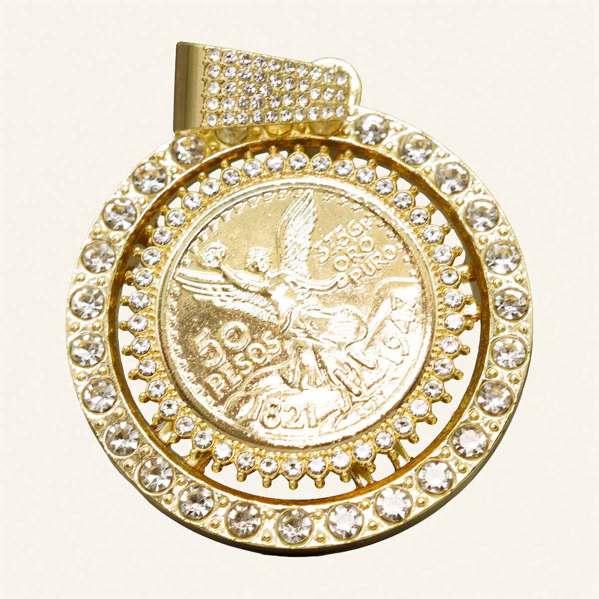 Dije moneda Centenario con asa de circonitas, vista en ángulo