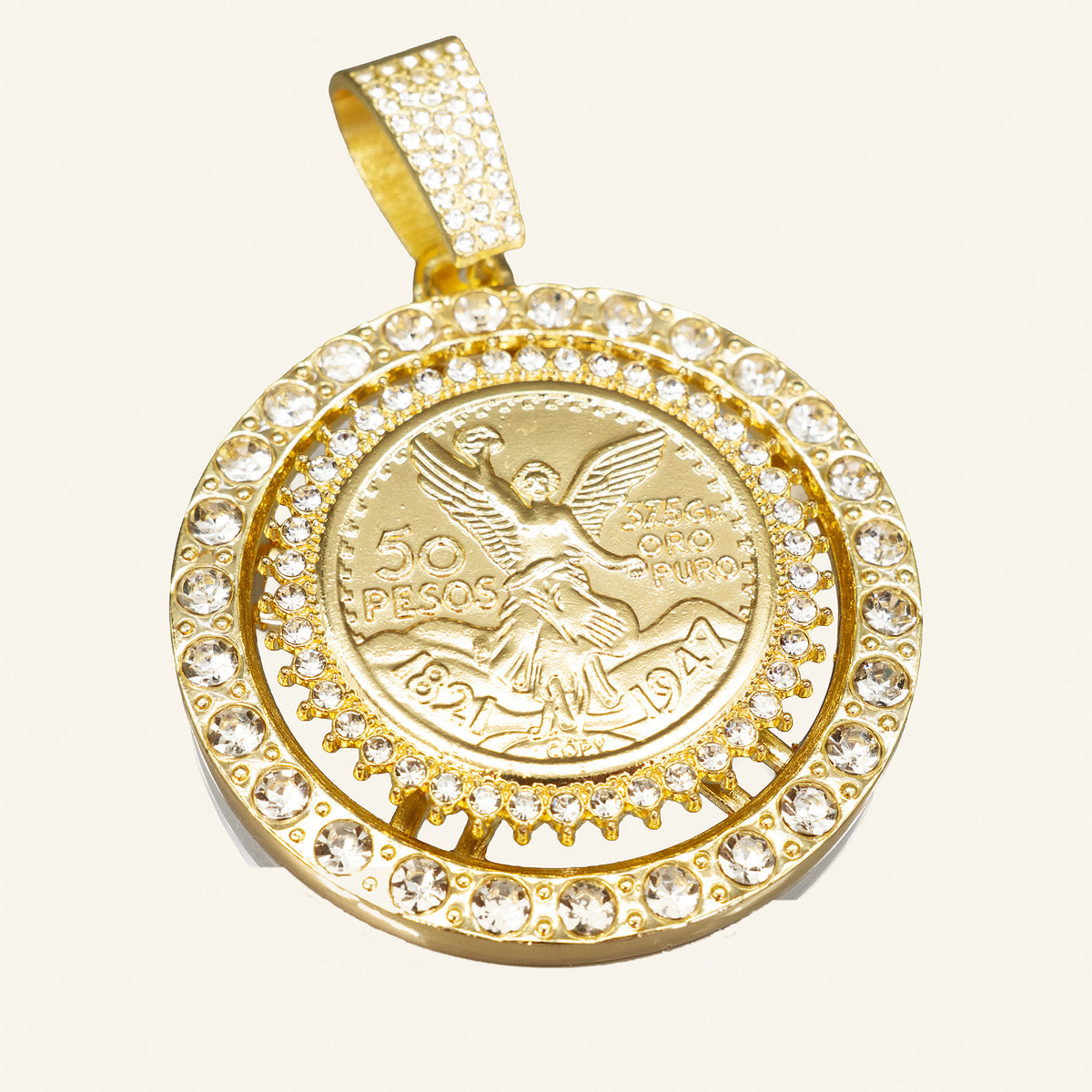 Dije moneda Centenario 50 Pesos visto desde arriba con marco de piedras