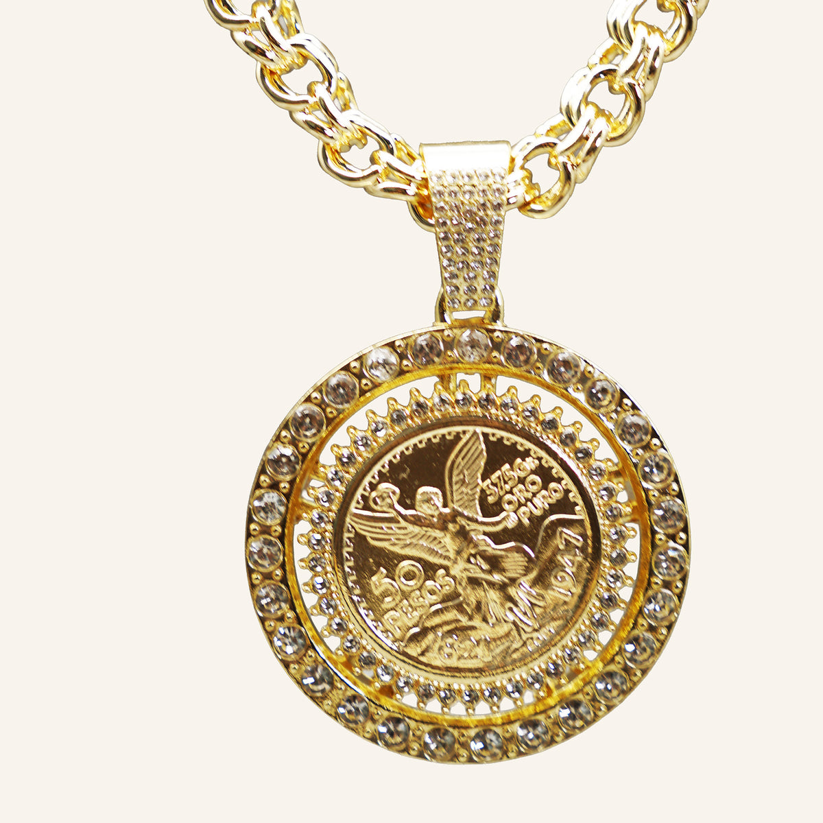 Dije moneda Centenario en cadena barbada dorada