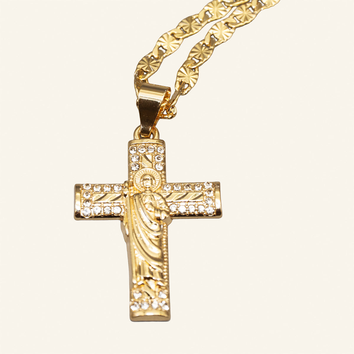Dije cruz de San Judas Tadeo con cadena marinera, vista en ángulo