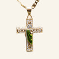 Collar cruz de San Judas Tadeo con túnica verde, vista frontal