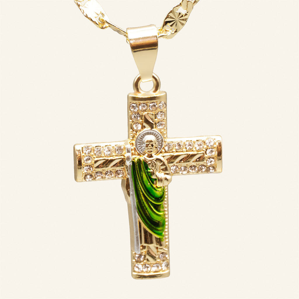 Detalle del dije cruz de San Judas Tadeo con piedras claras y túnica de esmalte verde