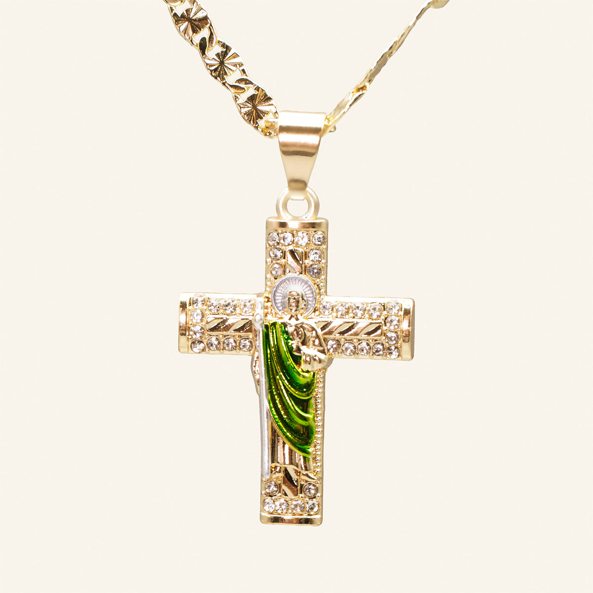 Dije cruz de San Judas Tadeo con circonitas, vista en ángulo