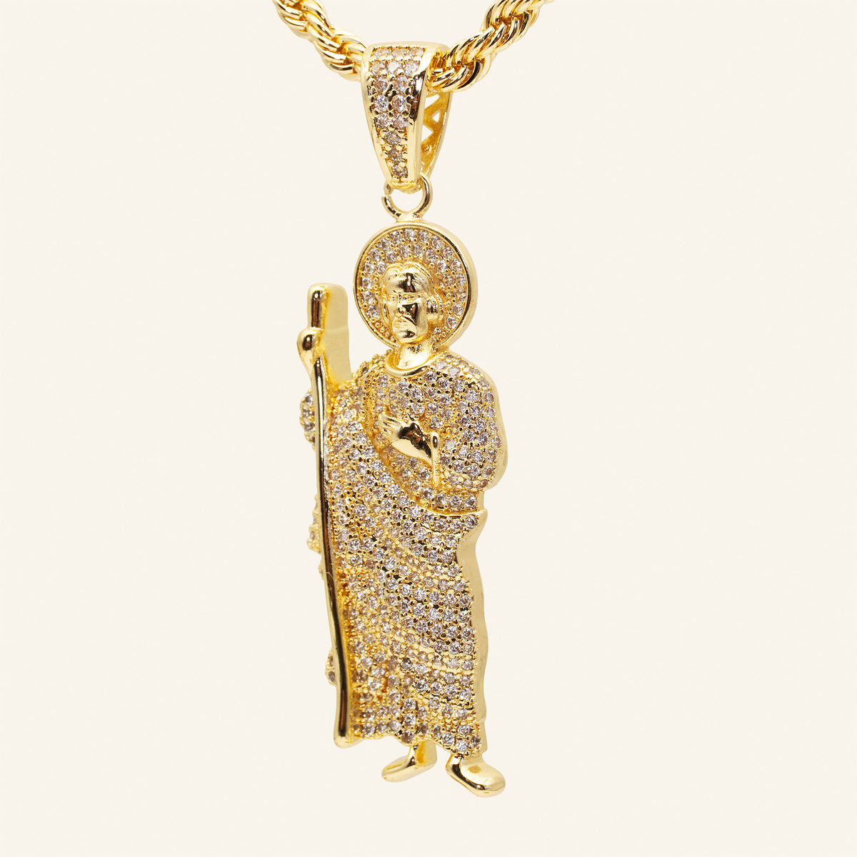 Dije de San Judas Tadeo con circonitas blancas, figura completa con bastón y aureola