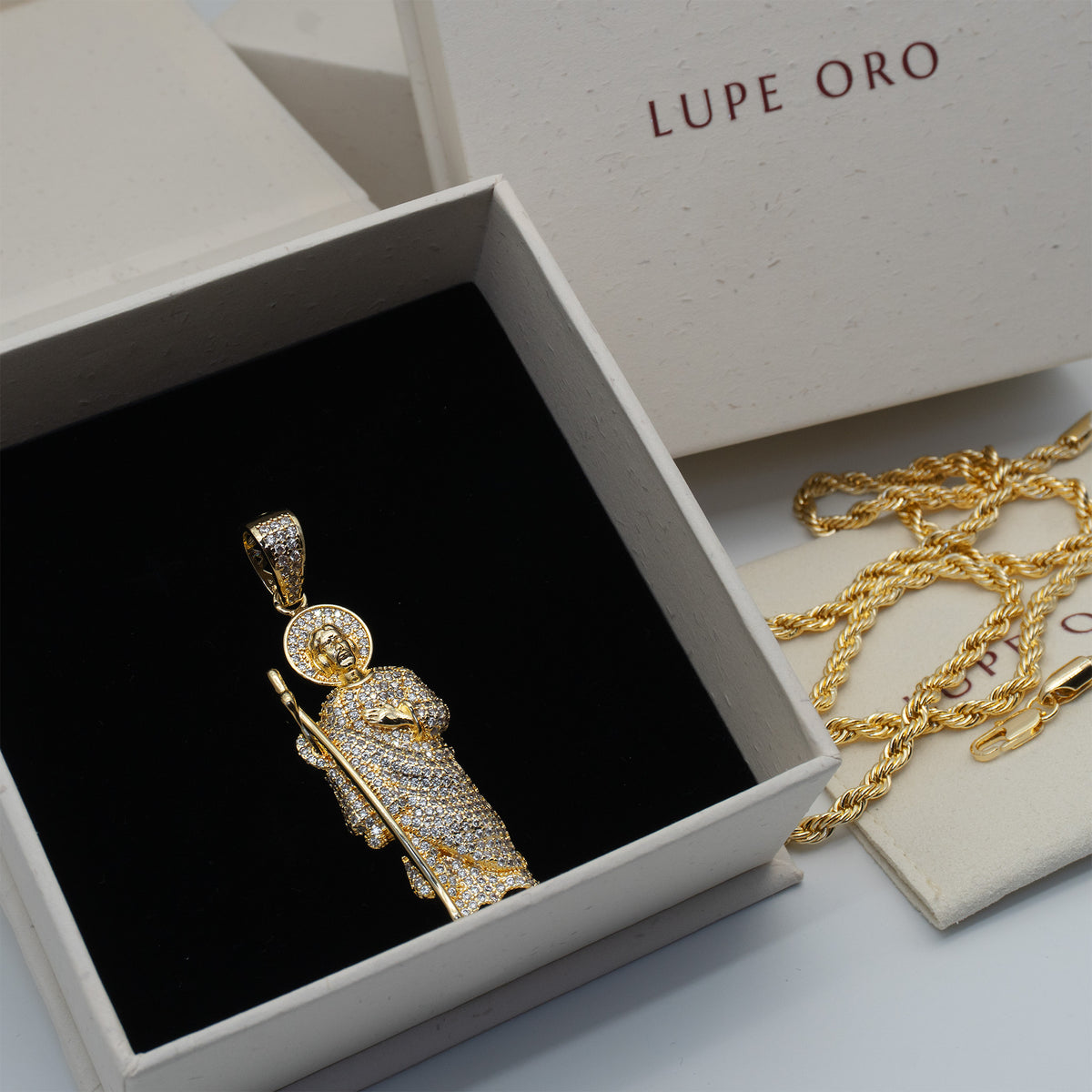 Collar de San Judas Tadeo con circonitas blancas en la caja de regalo Lupe Oro con bolsita