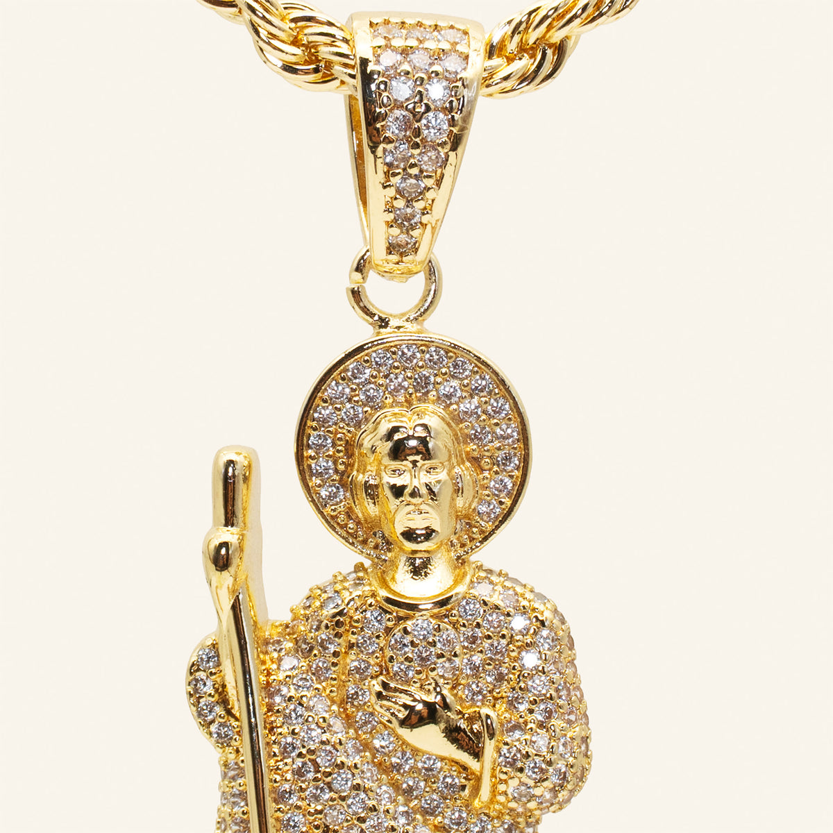 Detalle del dije de San Judas Tadeo con circonitas blancas: aureola, rostro y argolla