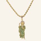 San Judas Tadeo iced, túnica de circonias verdes, en cadena torzal con baño de oro, vista completa del collar