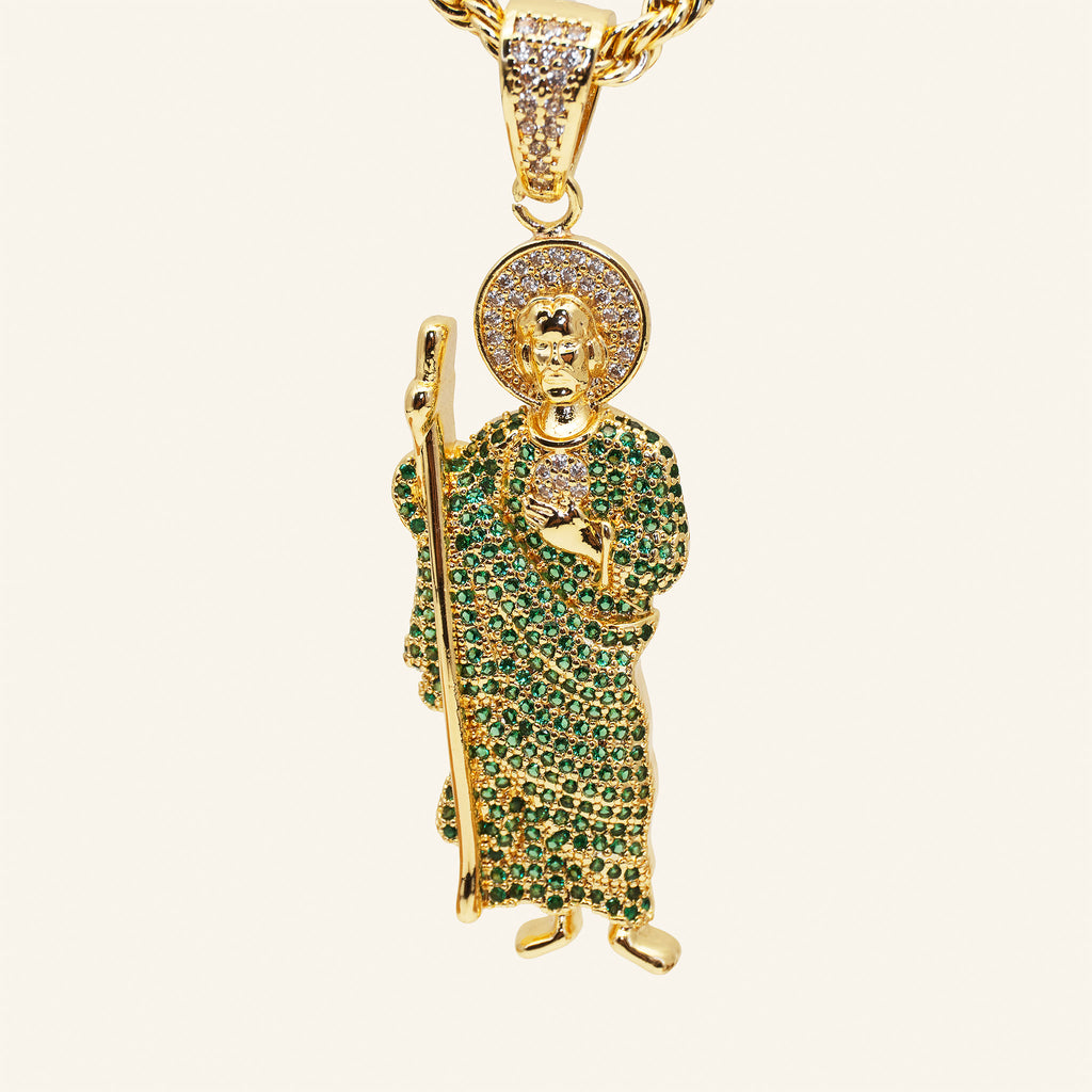 Dije de San Judas Tadeo con circonitas verdes, figura completa con bastón y aureola
