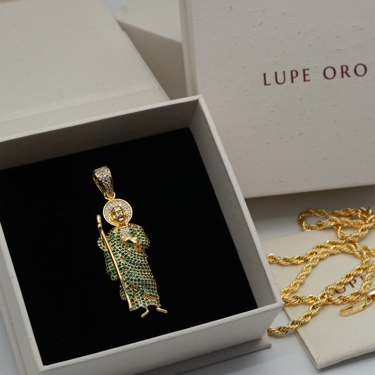 Collar de San Judas Tadeo con circonitas verdes en la caja de regalo Lupe Oro con bolsita