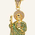 Detalle del dije de San Judas Tadeo con circonitas verdes: aureola, rostro y argolla