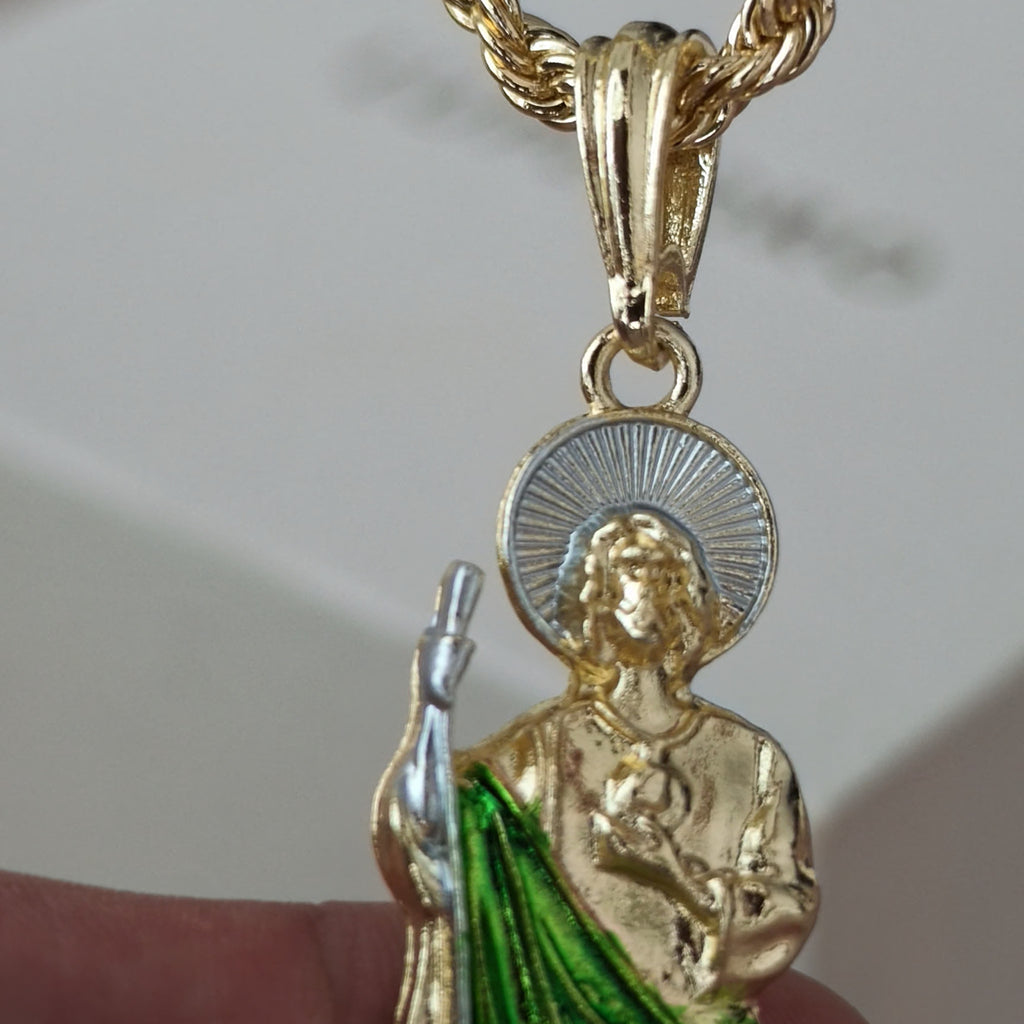 Asa del dije de San Judas Tadeo en cadena torzal con baño de oro, de cerca