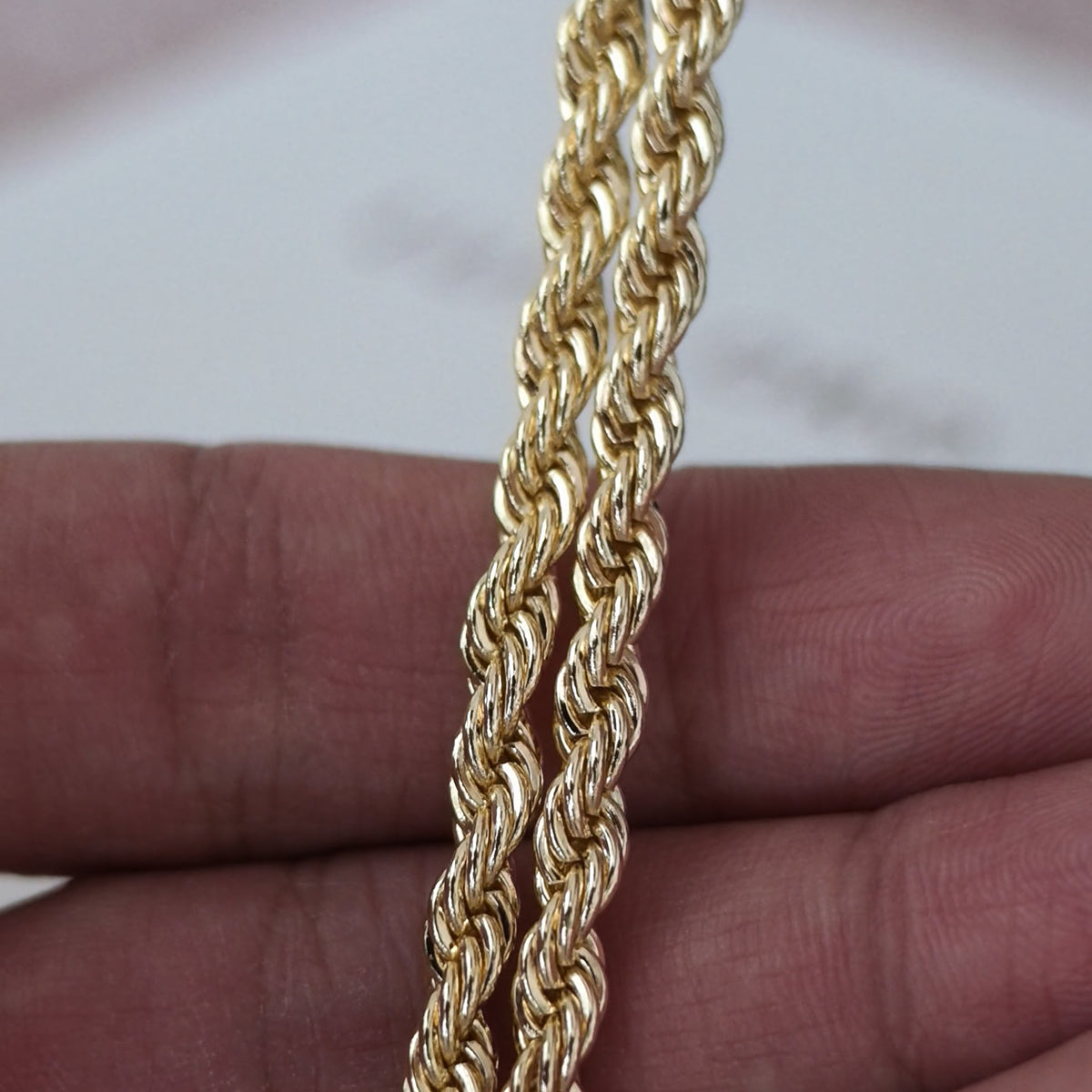 Cadena torzal con baño de oro, de cerca