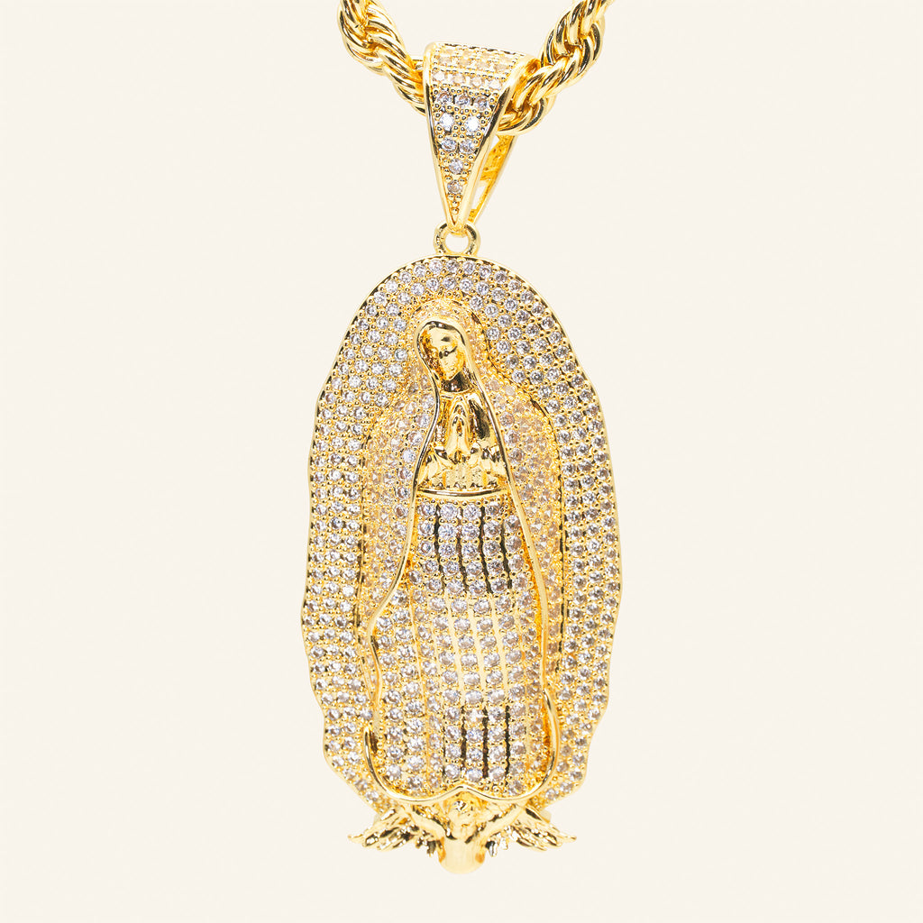 Detalle del dije de la Virgen de Guadalupe cubierto de circonitas