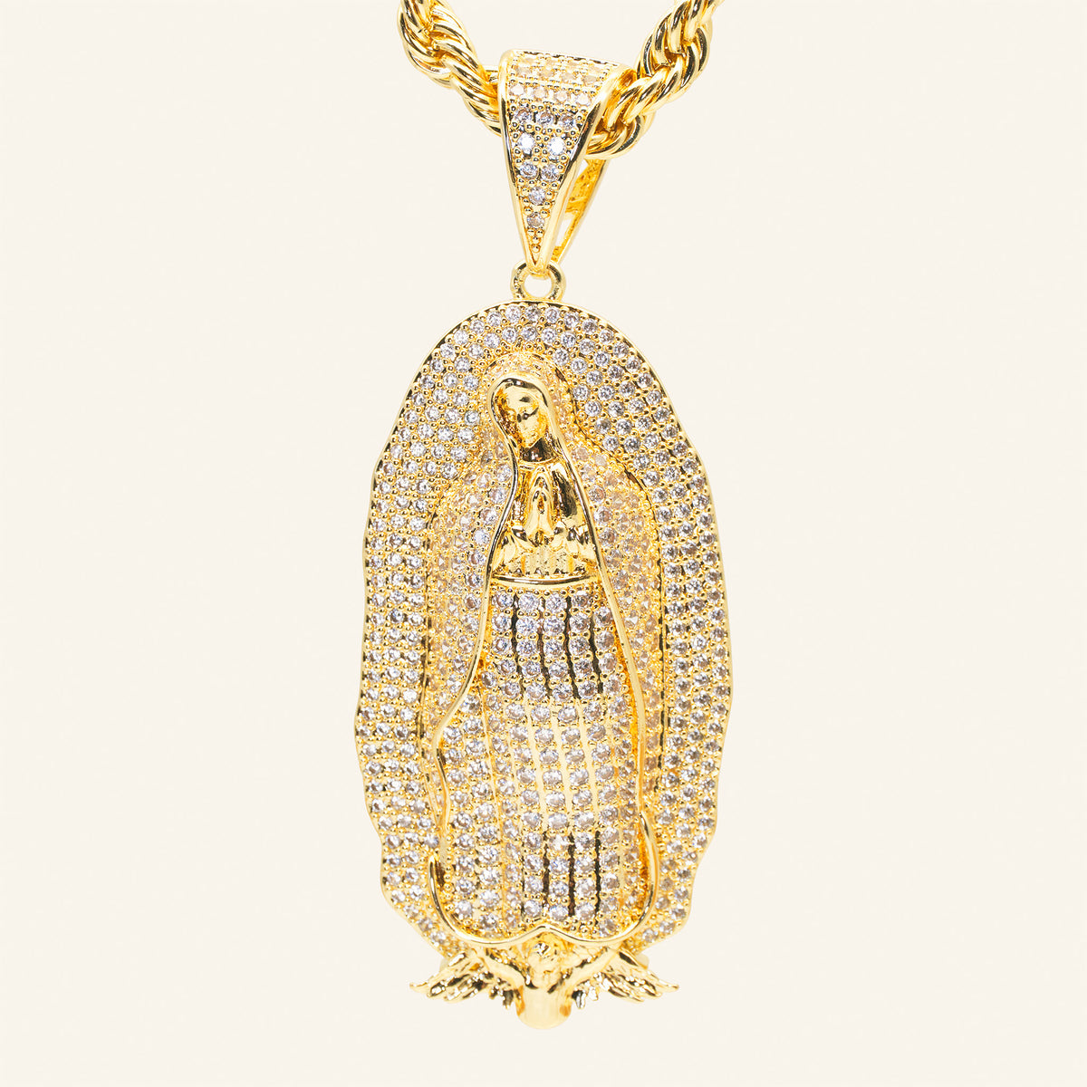 Detalle del dije de la Virgen de Guadalupe cubierto de circonitas